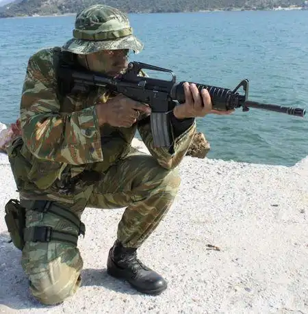 求士兵蹲着拿枪图片