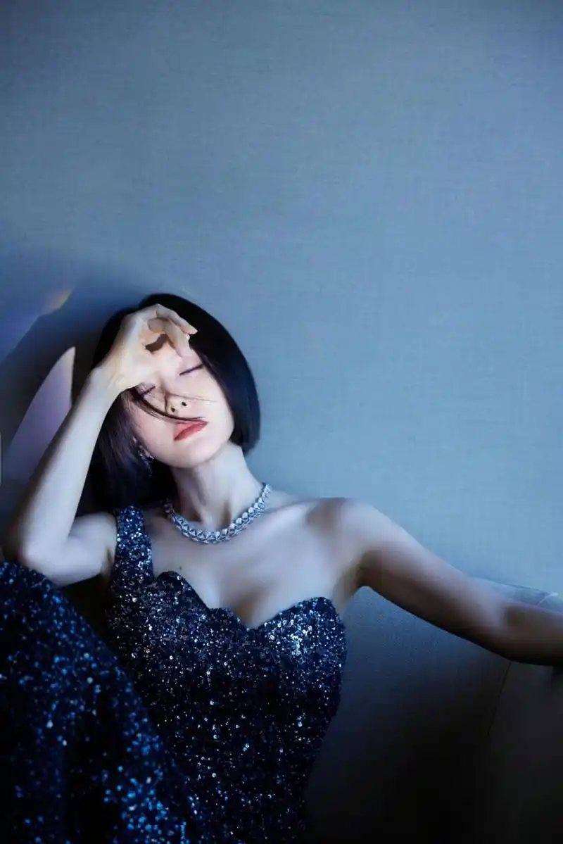 秦岚深蓝色抹胸裙写真,时刻散发着成熟女性的性感和美,好羡慕大勋哥!