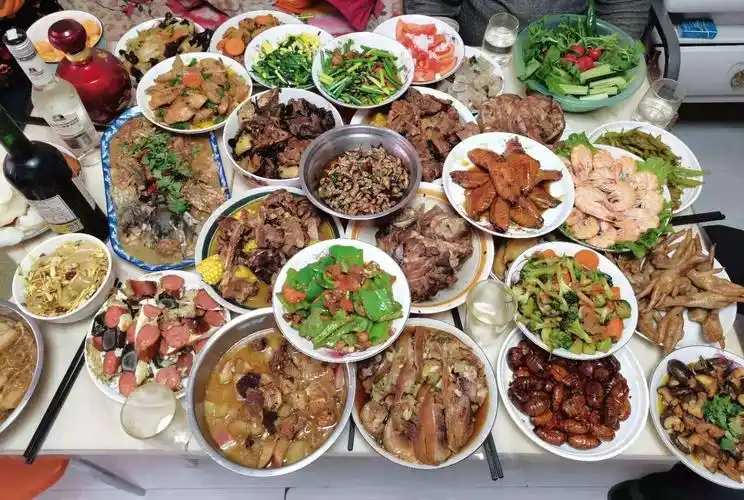 大体上,北方年夜饭有饺子,南方喜欢吃汤圆,寓意着团团圆圆