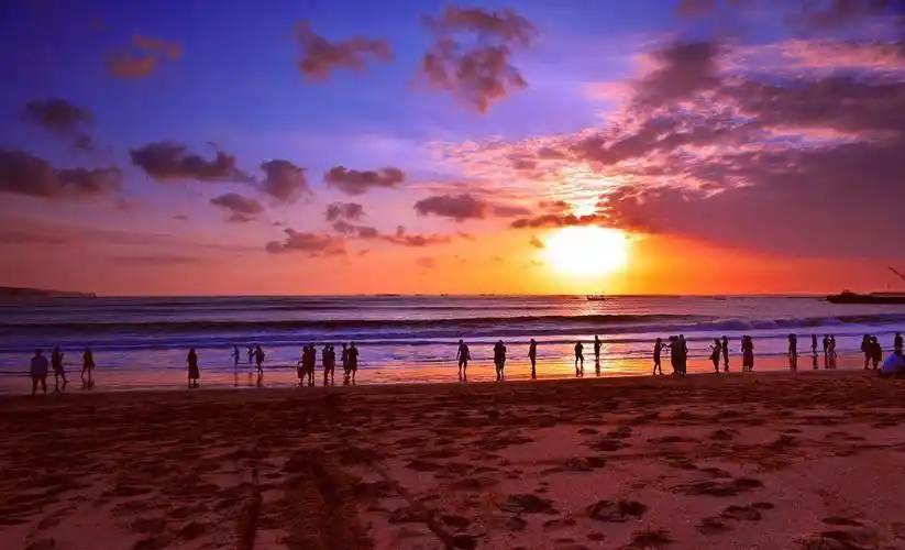 金巴兰位于巴厘岛的西南部,那里有着狭长的海岸地带,海床也因为特殊的