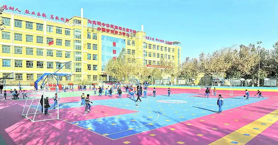 12月5日,托里县庙尔沟镇寄宿制希望学校五年级(1)班学生叶丽娜和同学