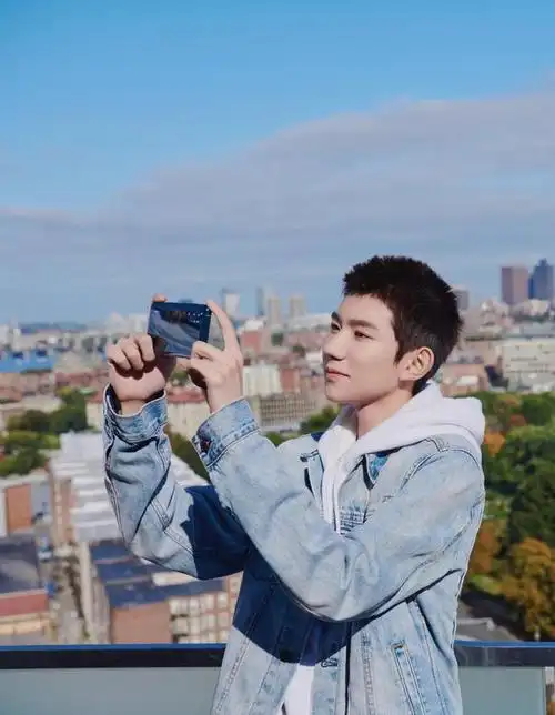 王源金鸡奖典礼独奏钢琴随性短发亮片西装洒脱帅气男人味十足