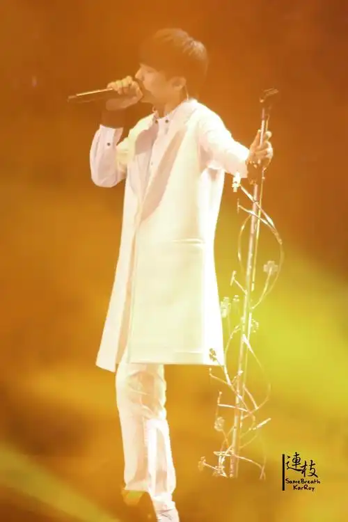 王俊凯# 陌上谁家少年,足风流.