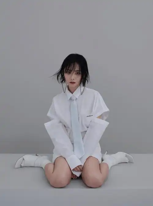 百变精致女神谭松韵时尚摆拍