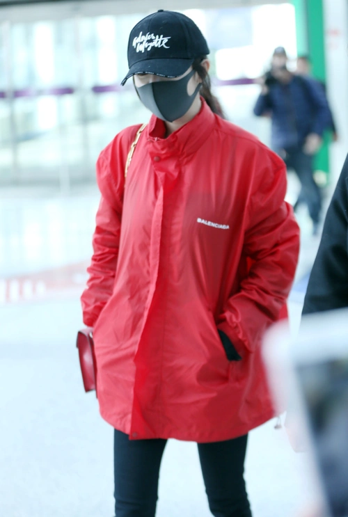 杨幂口罩遮面形单影只 获女儿送别后抵京