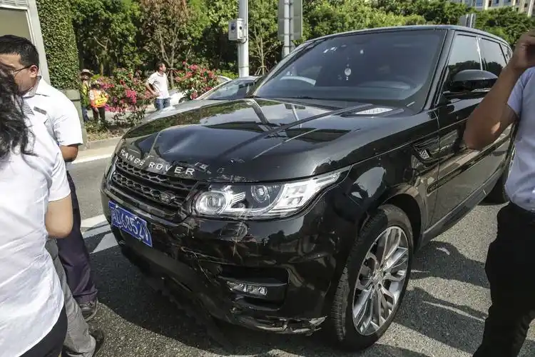 福建6车追尾,现场好像叠罗汉!