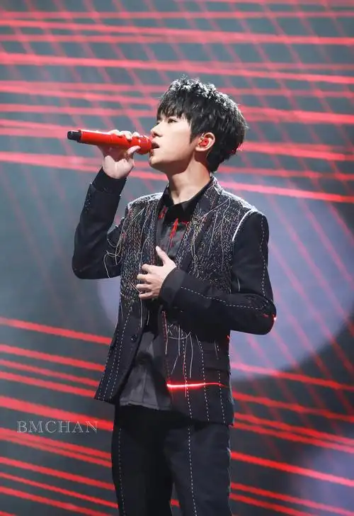 而8月13日直播中演唱了一曲林俊杰的《生生》又神情动人现场易烊千玺