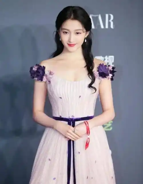 关晓彤也放开了,身穿深v礼服出席活动,身材口的"薄纱"亮了_时尚_安妮