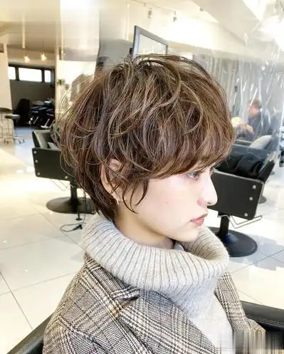 纹理烫是一种似卷非卷的大弯发型,烫后的效果没有明显的卷曲感,只有一