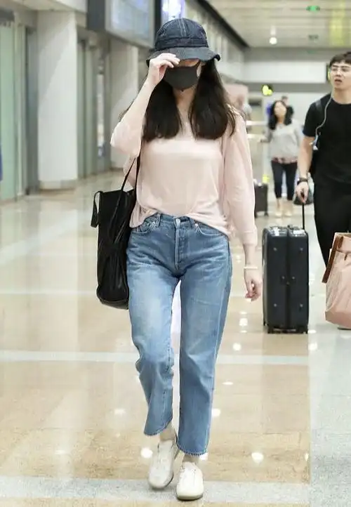 倪妮穿淡粉色长袖t恤,塞进牛仔裤,简简单单穿出清爽气质!_身材