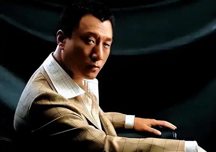 里的"大哥"刘华强一战成名,那凶狠程度压根不像演出来的,孙红雷仿佛就