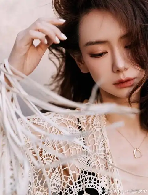 演员@戚薇身着 ralph lauren collection随心踱步街头,松弛前行,自在