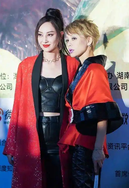 就在昨天的活动上,宁静和郁可唯,郑希怡三位姐姐带来了《flow》真的燃