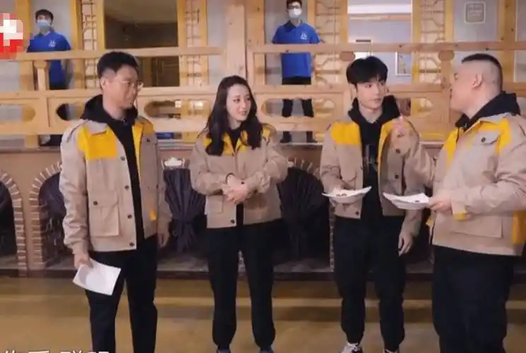 而迪丽热巴很快就发现了张艺兴的这个想法,也是好兄弟实锤了!