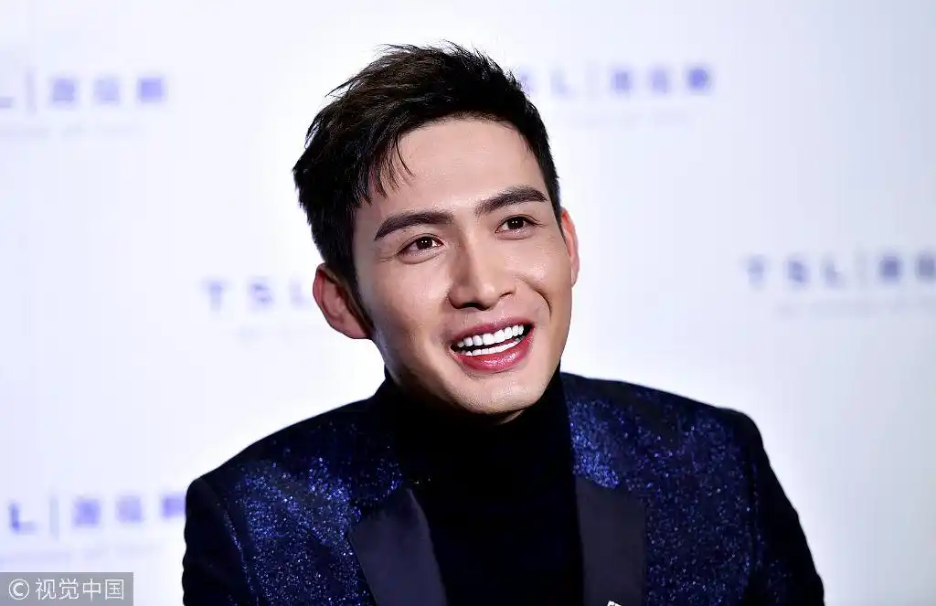 张彬彬生日与粉丝共度秀儿时照片 闭眼许愿回忆和母亲生活细节饱含