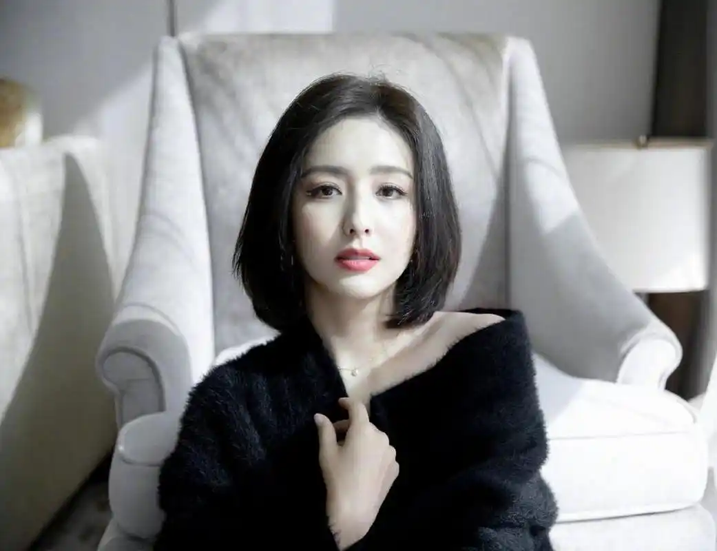 佟丽娅,短发温柔慵懒 小露香肩白到发光.