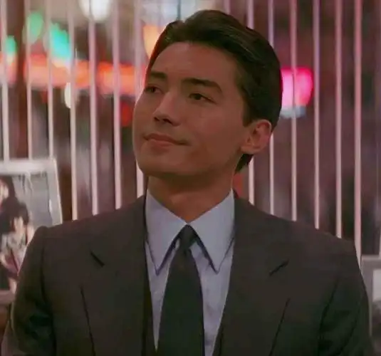 "亚洲第一美男"尊龙:被父母遗弃,错过陈冲,今在北美孤独终老