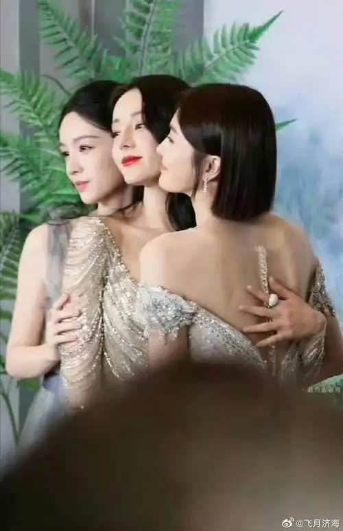 迪丽热巴合体她们3女神同框紧贴养眼照网赞被美貌震惊