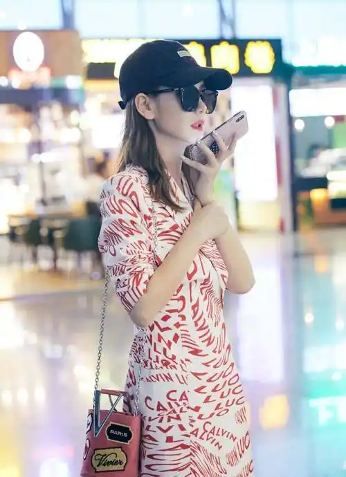 戚薇太会穿,字母西装裙配1万1的粉色水桶包,35岁美成20岁_黑色_墨镜