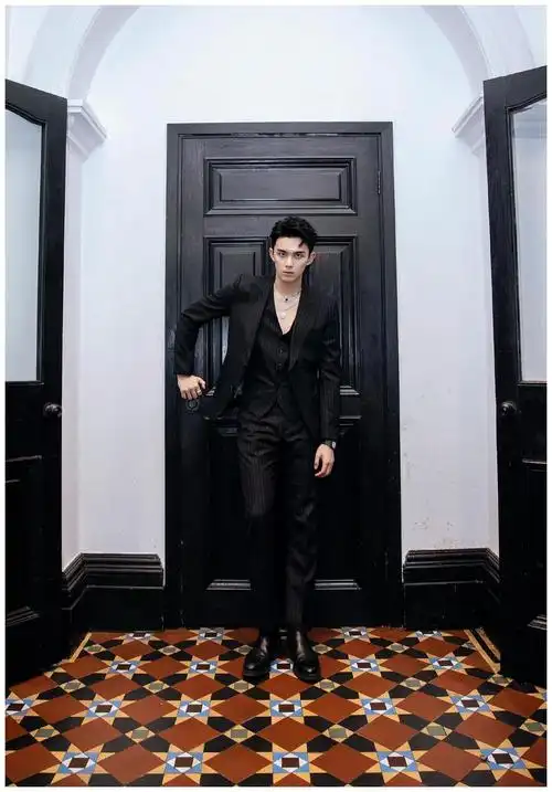 吴磊深v黑西装好惊艳!身材完美上演眼神杀,妥妥的霸道总裁