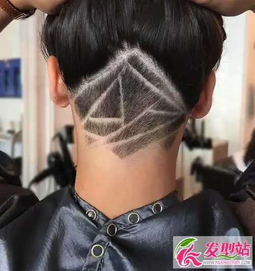 女生剃一半雕刻纹身发型后脑勺剃短发型图片