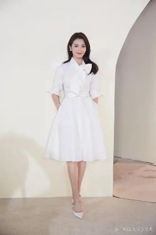 刘涛"老"得有"妖"气,喇叭裤剪成大开叉秀出细腻白腿赚够眼球