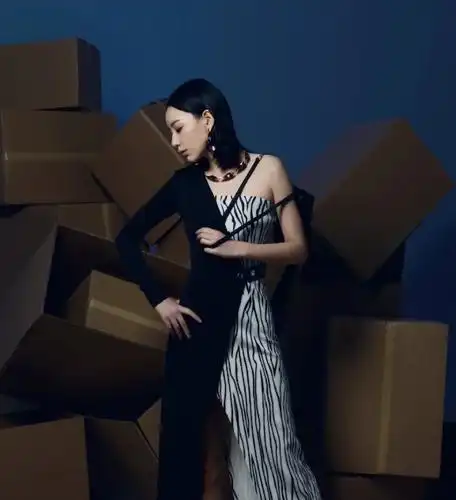 不肯用脸和身材的李斯丹妮,穿裙子到底有多美?粉丝:啊我没了