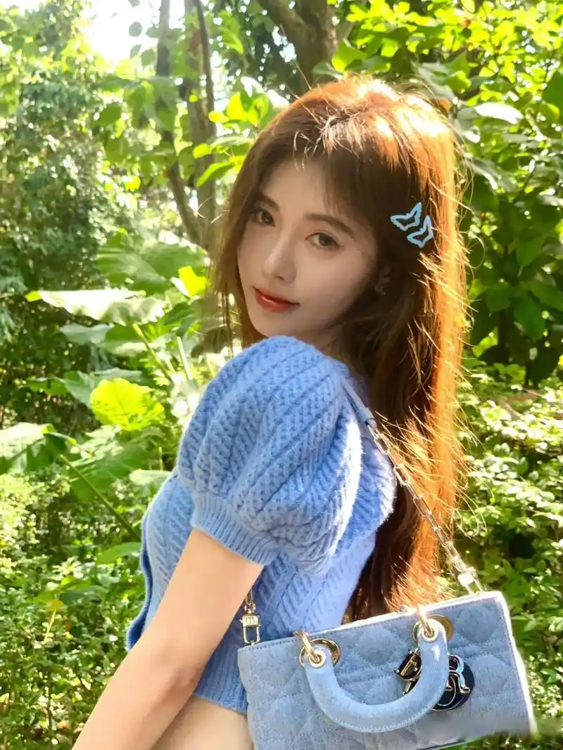 鞠婧祎泰国蓝色穿搭好美 , 颜值爆表,甜度满分,可爱的蝴蝶公主!