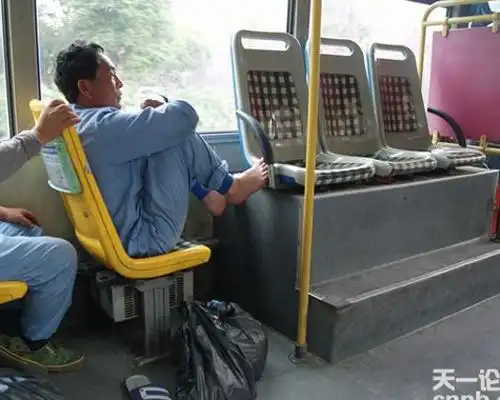 公交车上的不文明现象