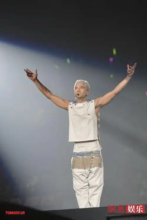 【影视星河】郭富城白发白眉造型开唱 大秀高难度动作