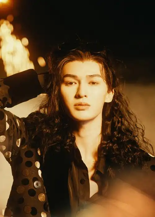 朱正廷羊毛卷长发##朱正廷摇滚长发造型