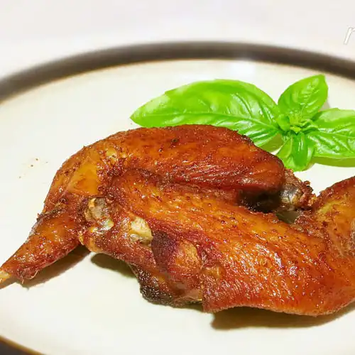 新奥尔良味炸鸡翅,气味鲜香诱人,饱满的鸡肉,非常能够引人食欲!