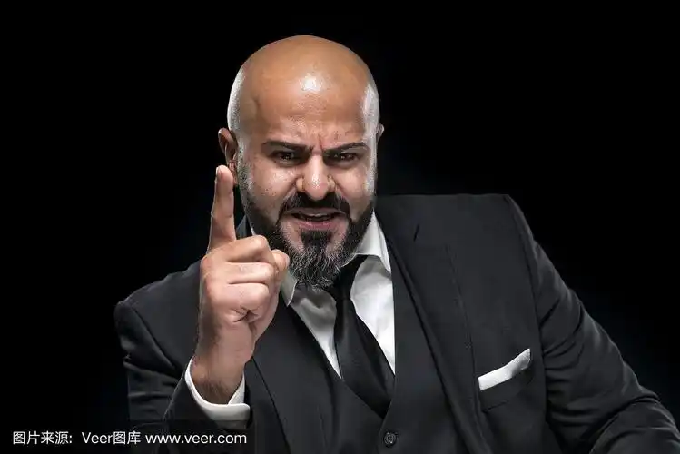 留着黑胡子的光头商人看上去很生气