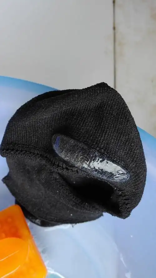 是袜子上面的昨天都没有早上一起床就出现一坨白色橡胶质感怎么也弄不