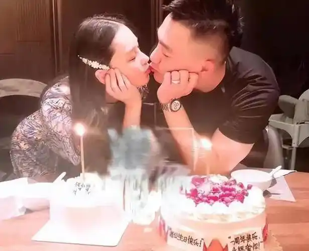 张馨予与老公何捷同框现身支持王宝强电影望向老公星星眼吸睛