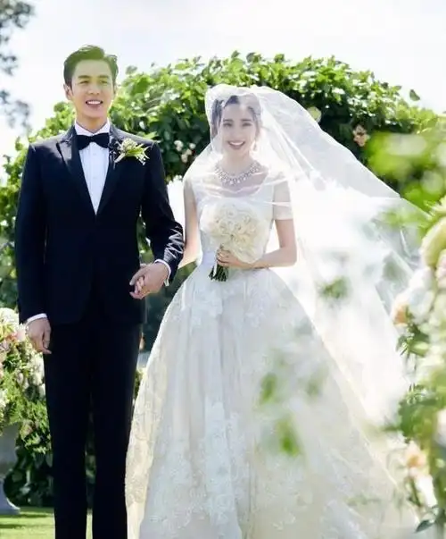 戏里颠倒众生,戏外专情一人,4位不滥情的男星,打着灯笼都难找