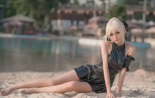 腐团儿cos吾王saber,沙滩上演"皮衣秀",粉丝大呼"激动"