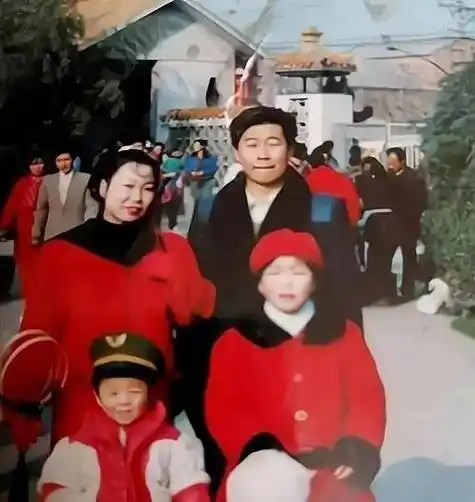 郭威童年2张照片曝光,过得好不好,听听老邻居的话就清楚了