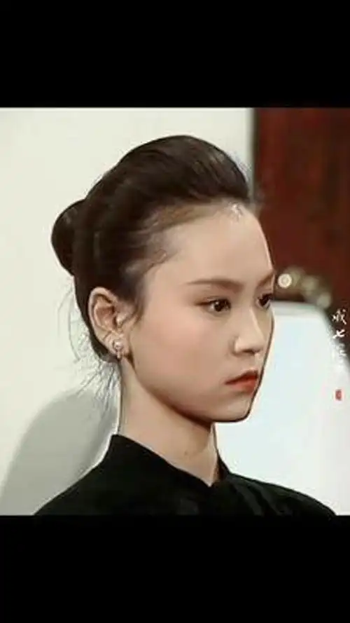 认识琼瑶之前的刘雪华,这个时候还没开始演苦情戏,想不到太后娘娘年轻