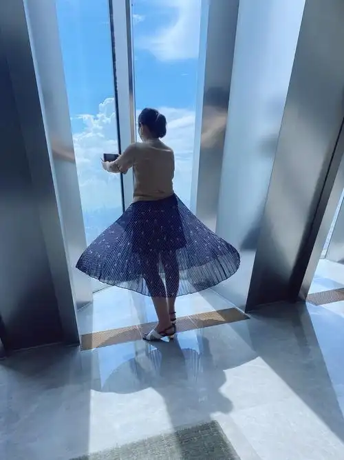 美女的裙子飞起来了,她自拍风景,看风景的人在拍她