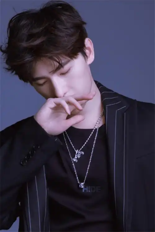 高冷禁欲男神杨洋,浑身散发魅力的家伙,用眼神就能撩倒一票妹子