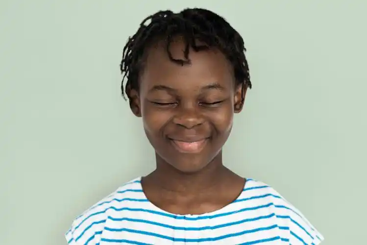 闭着眼睛的黑孩子<br/>
<br/>
我们很荣幸