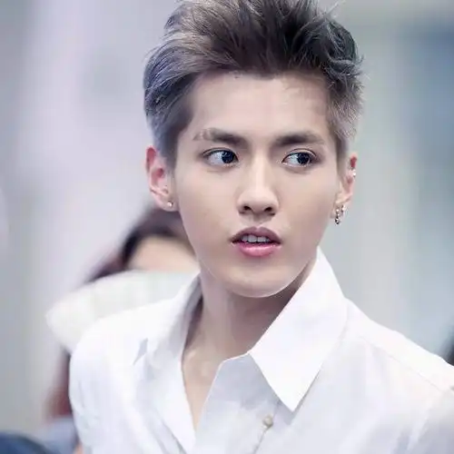 9月21日,吴亦凡在微博上晒出两张照片,照片中吴亦凡黑t恤配黑裤子