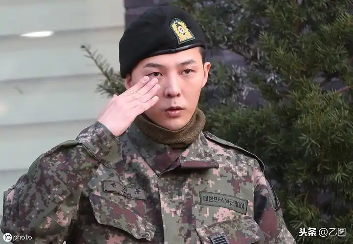 韩明星权志龙退伍,行军礼致谢现场3000女粉,因手势不规范惹争议