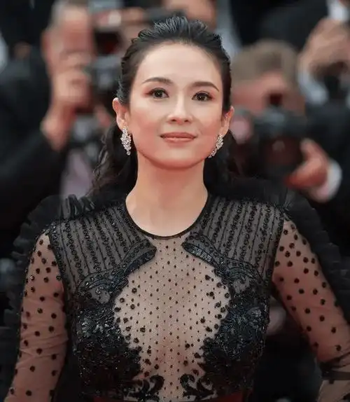 "章子怡"成为戛纳电影节焦点!深v造型的黑色蕾丝裙性感优雅.