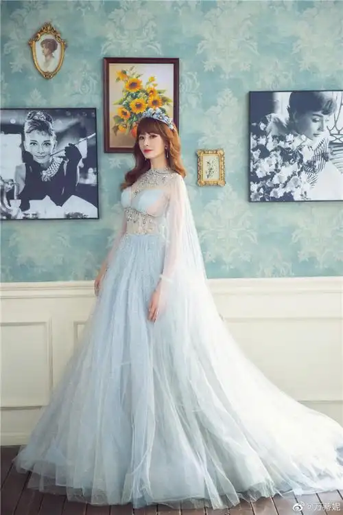 上海smg主持人万蒂妮迎41岁生日 与老公正在备孕二胎_腾讯新闻