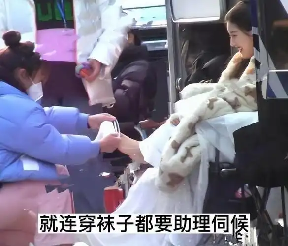 助理给李小璐跪地换鞋_放央视鸽子的女明星新闻_明星耍大牌让助理穿鞋