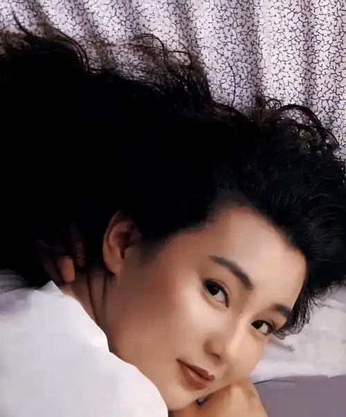 张曼玉年轻照合集:如此独特之美,配得上26次影后殊荣,值得珍藏_模样