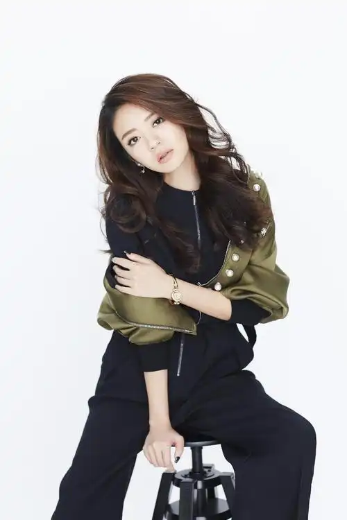 安以轩举办双满月宴虽然家庭背景很强大但从未放弃努力