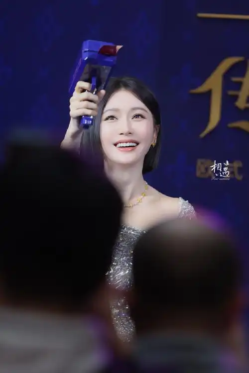 秦岚超话#秦岚露背了#240127 |莱绅通灵活动是你眼神传来的讯号@秦岚